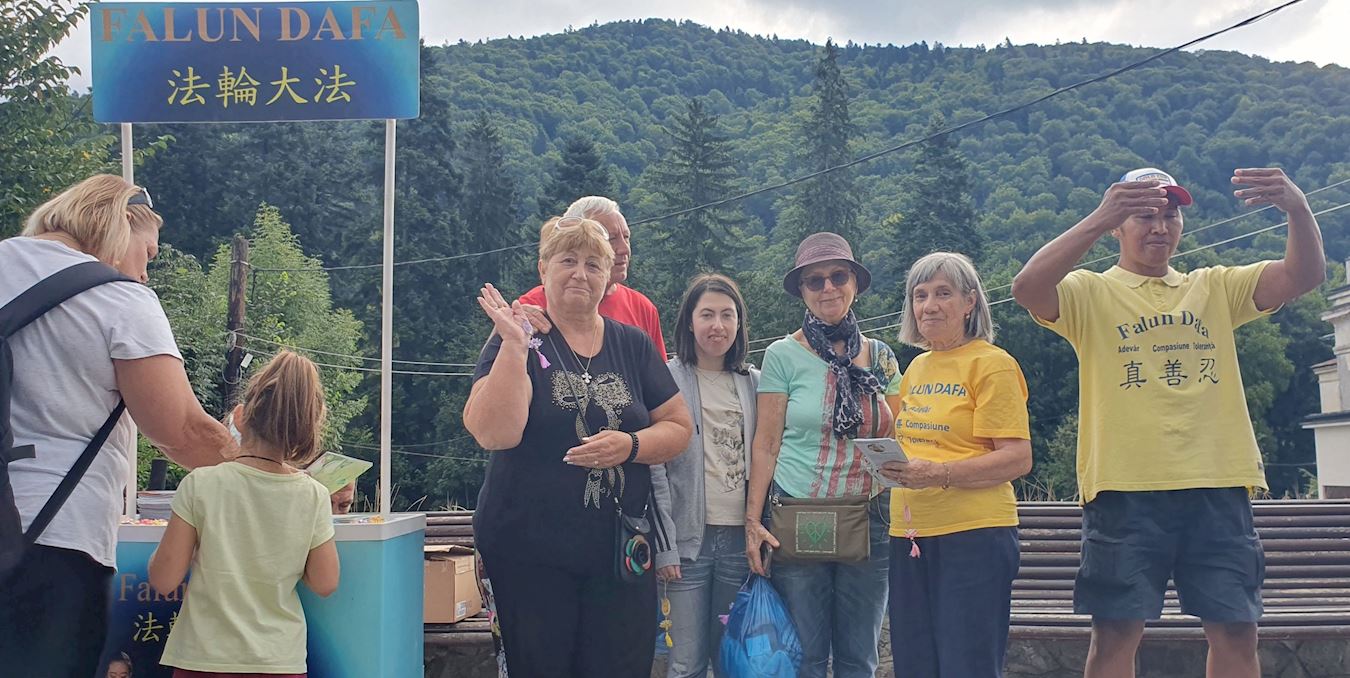 '图1：二零二三年九月二日，来自罗马尼亚的部份法轮功学员在锡纳亚（Sinaia）举办了信息日活动，人们欣喜了解法轮功及其真相。'