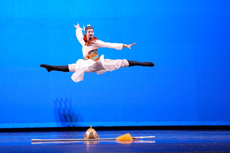 '图6：少年男子组金奖得主包明宇在第十届新唐人全世界中国古典舞大赛复赛上表演舞蹈《尽忠报国》。（大纪元）'