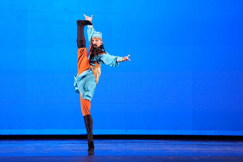 '图7：少年男子组银奖得主梁知源在第十届新唐人全世界中国古典舞大赛复赛上表演舞蹈《忠义千秋》。（大纪元）'