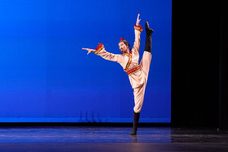 '图8：少年男子组银奖得主章正行在第十届新唐人全世界中国古典舞大赛复赛上表演舞蹈《卧薪尝胆》。（大纪元）'