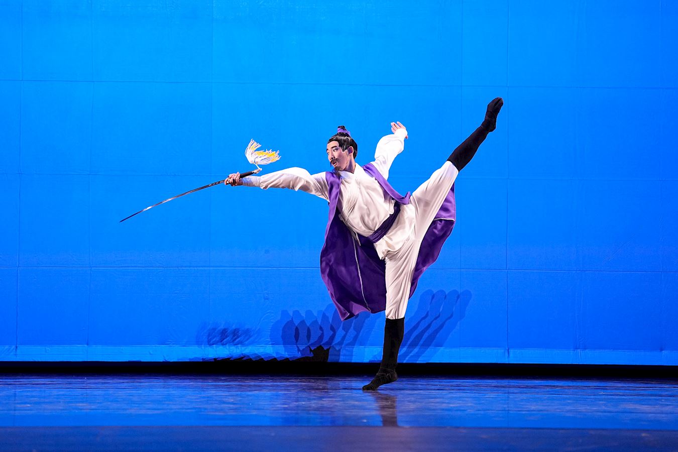 '图9：少年男子组优秀奖得主陶盛曦在第十届新唐人全世界中国古典舞大赛复赛上表演舞蹈《月下独酌》。（大纪元）'