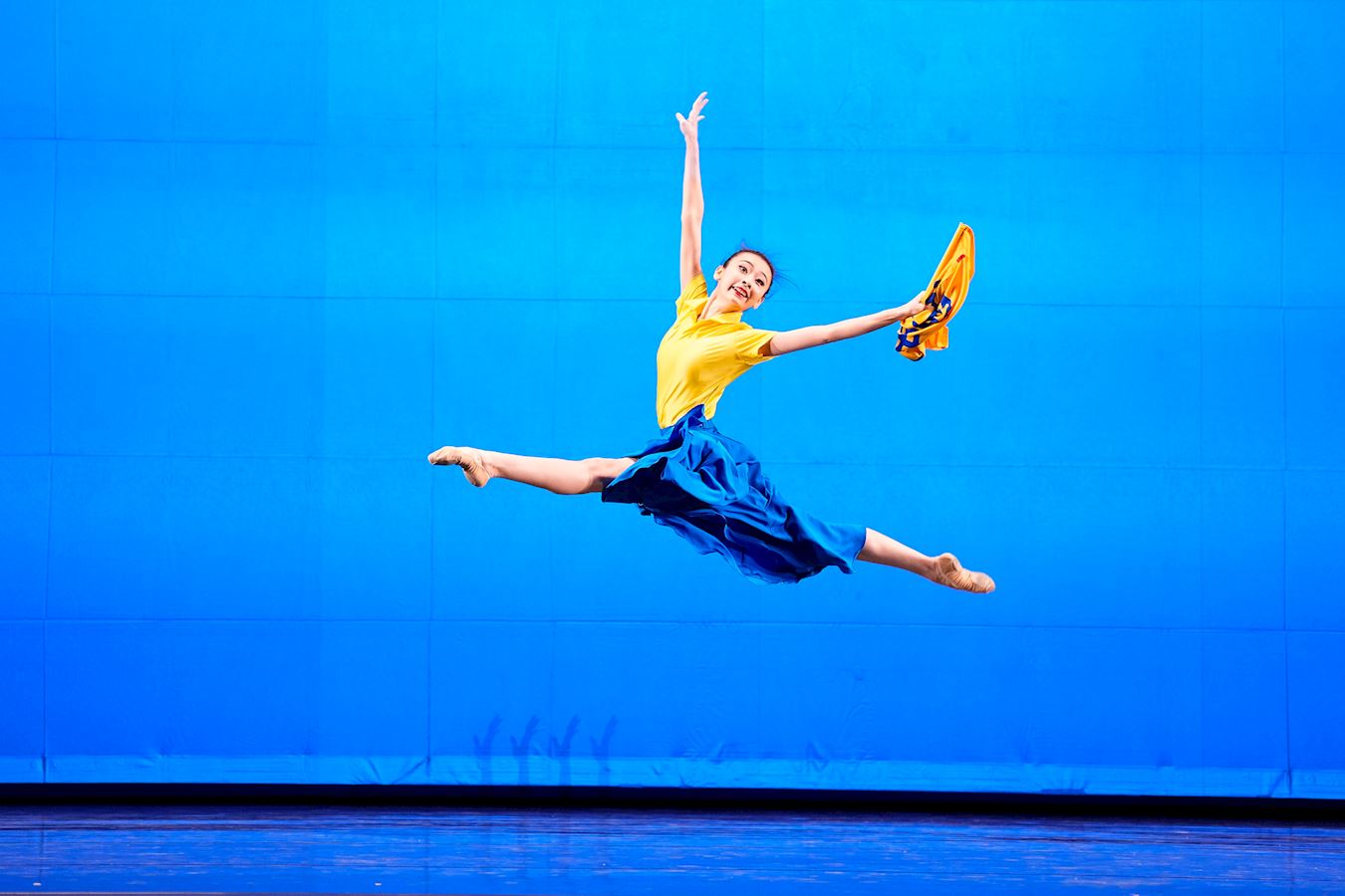 '图13：青年女子組金奖得主黃悅在第十屆新唐人全世界中国古典舞大賽中表演舞蹈《信》。（大纪元）'