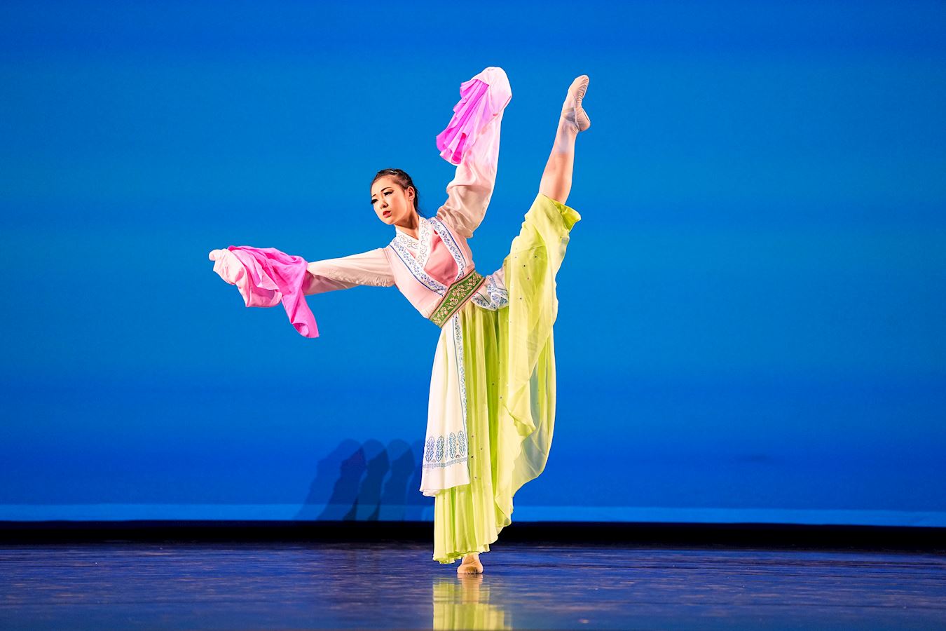 '图14：青年女子組优秀奖得主吳瑞⽞在第十屆新唐人全世界中国古典舞大賽中表演舞蹈《鏡花⽔⽉》。（大纪元）'