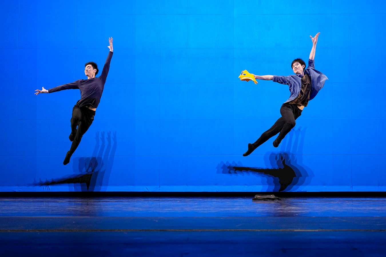'图18：青年男子组金奖得主洪绍豪和刘新龙在第十届新唐人全世界中国古典舞大赛上演绎的舞蹈《兄弟》。（大纪元）'