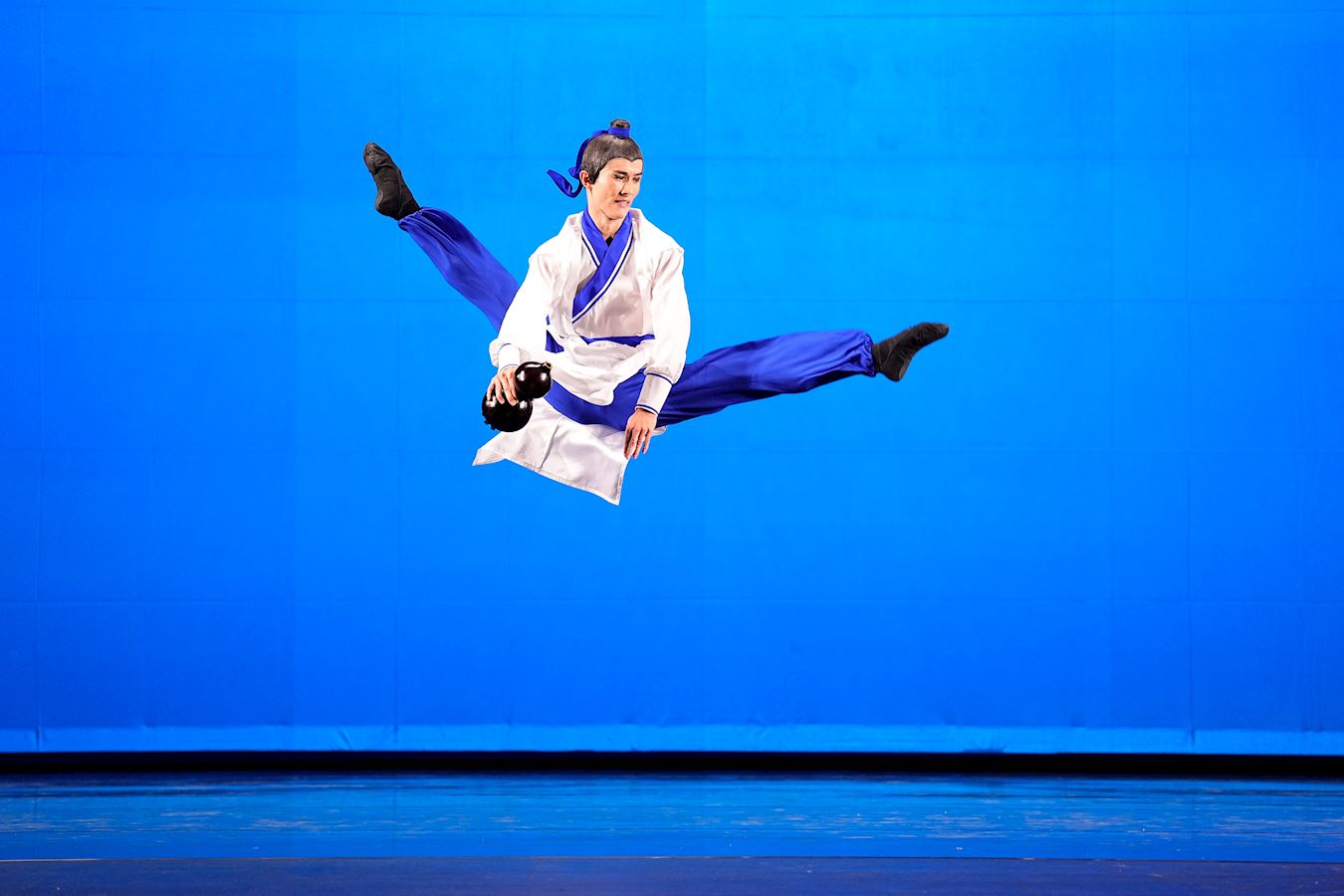'图19：青年男子組铜奖得主孫弘威在第十屆新唐人全世界中国古典舞大賽上表演舞蹈《醉酒》。（大纪元）'