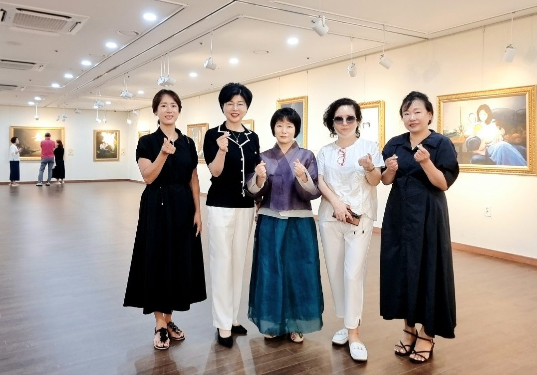 图5：参观完美术展后，韩日狮子会的会长及会员们合影留念。