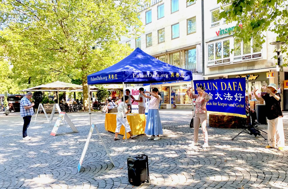 图2：二零二三年八月十九日，法轮功学员在慕尼黑红十字广场（Rotkreuzplatz）的活动。