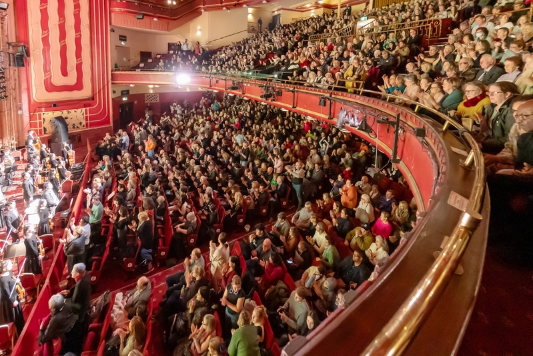 图1：二零二四年一月六日晚，在英国牛津的新剧院（New Theatre），美国神韵新纪元艺术团的第四场演出圆满落幕。现场观众陶醉不已，神韵艺术家四次谢幕。（大纪元）