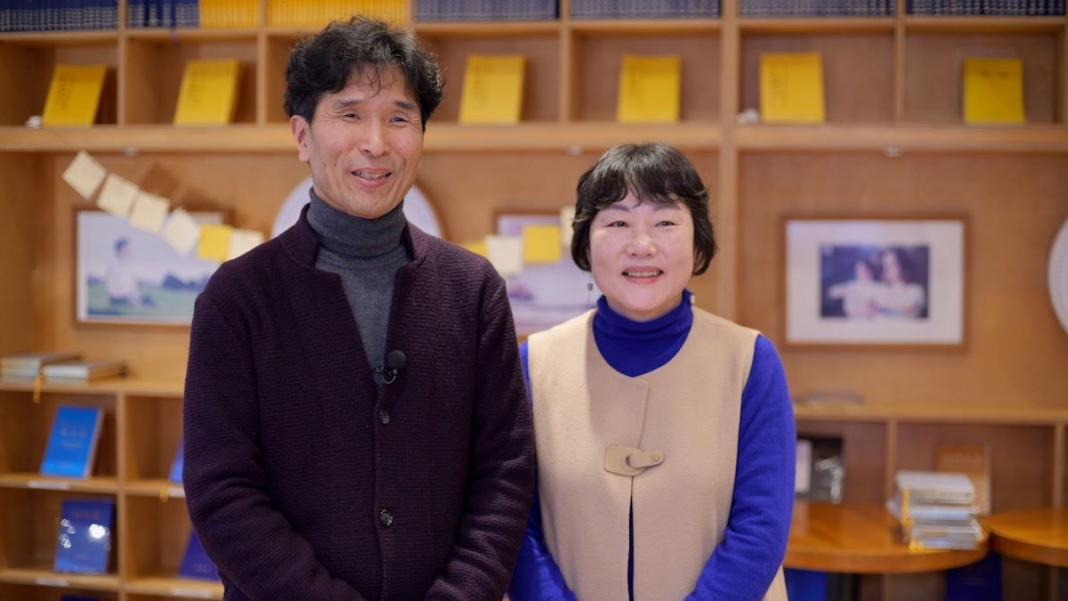 '图8：书法家韩治善和妻子崔庆姬一同参加了阅读《转法轮》的活动。'