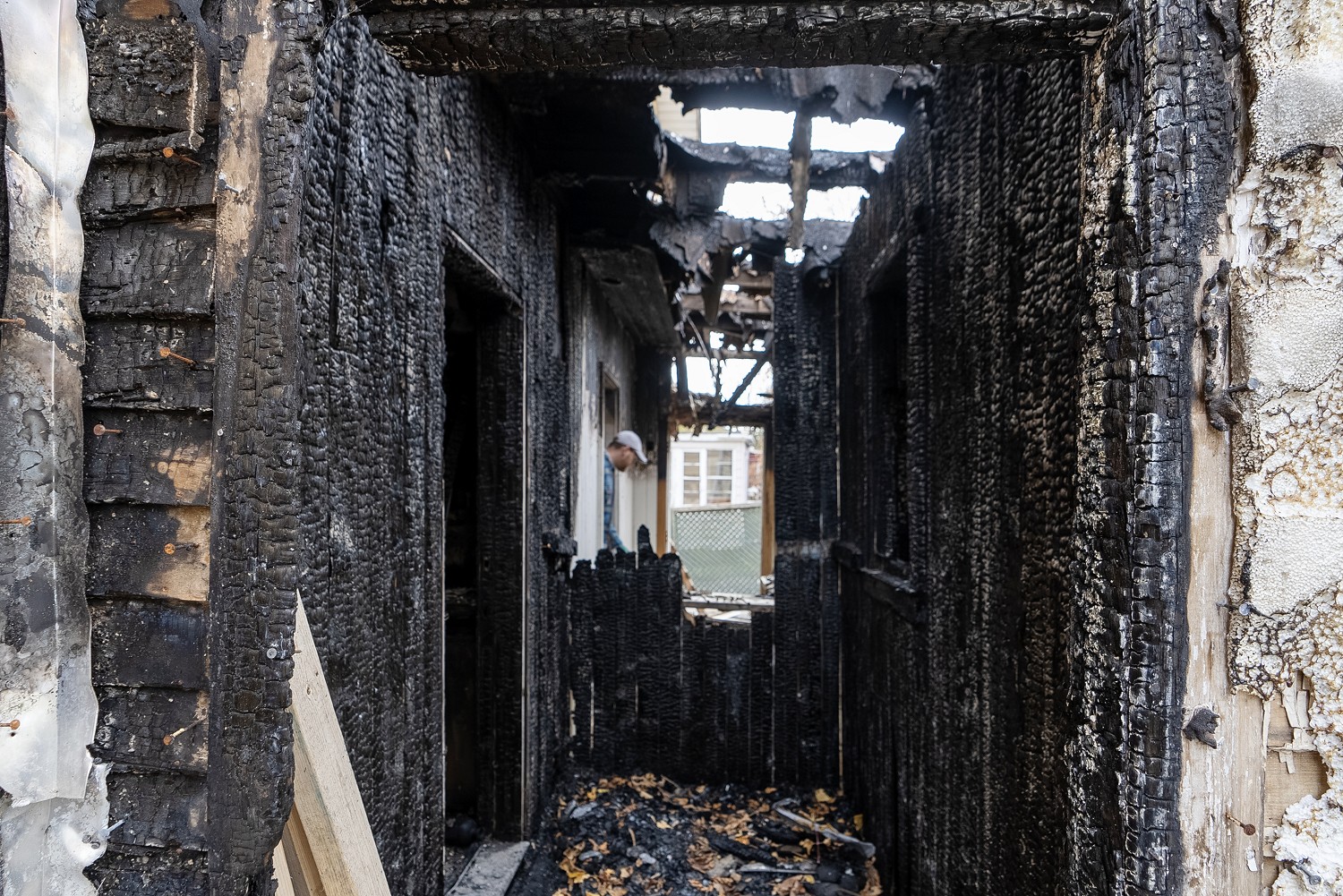 图1：作者拍摄的一部纪录片的场景，几栋房屋遭受火灾后满目疮痍的焦黑废墟。（摄影：艾文）
