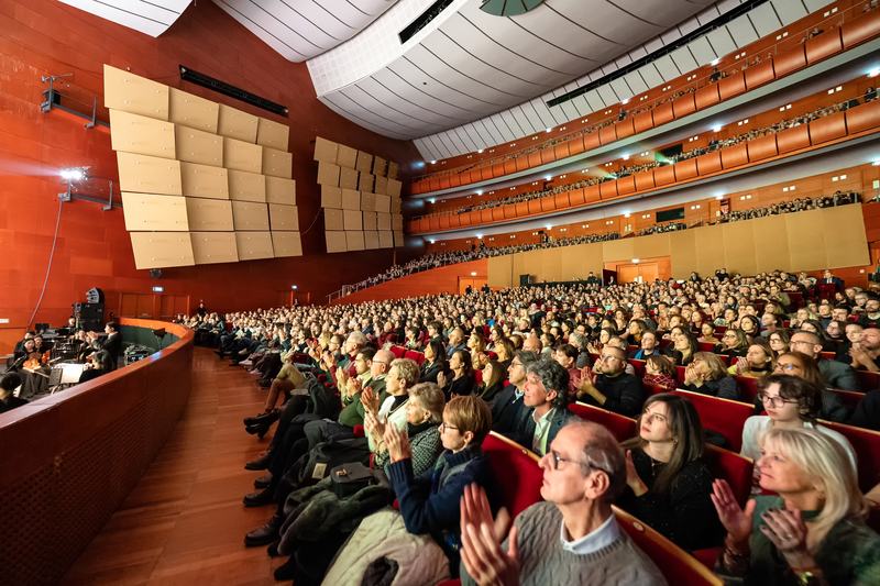 图1：二零二四年一月十六日和二十一日，美国神韵环球艺术团在意大利米兰阿尔钦博第剧院（Teatro degli Arcimboldi）上演七场演出，场场爆满、一票难求。图五为一月十九日晚演出的现场盛况。（大纪元）