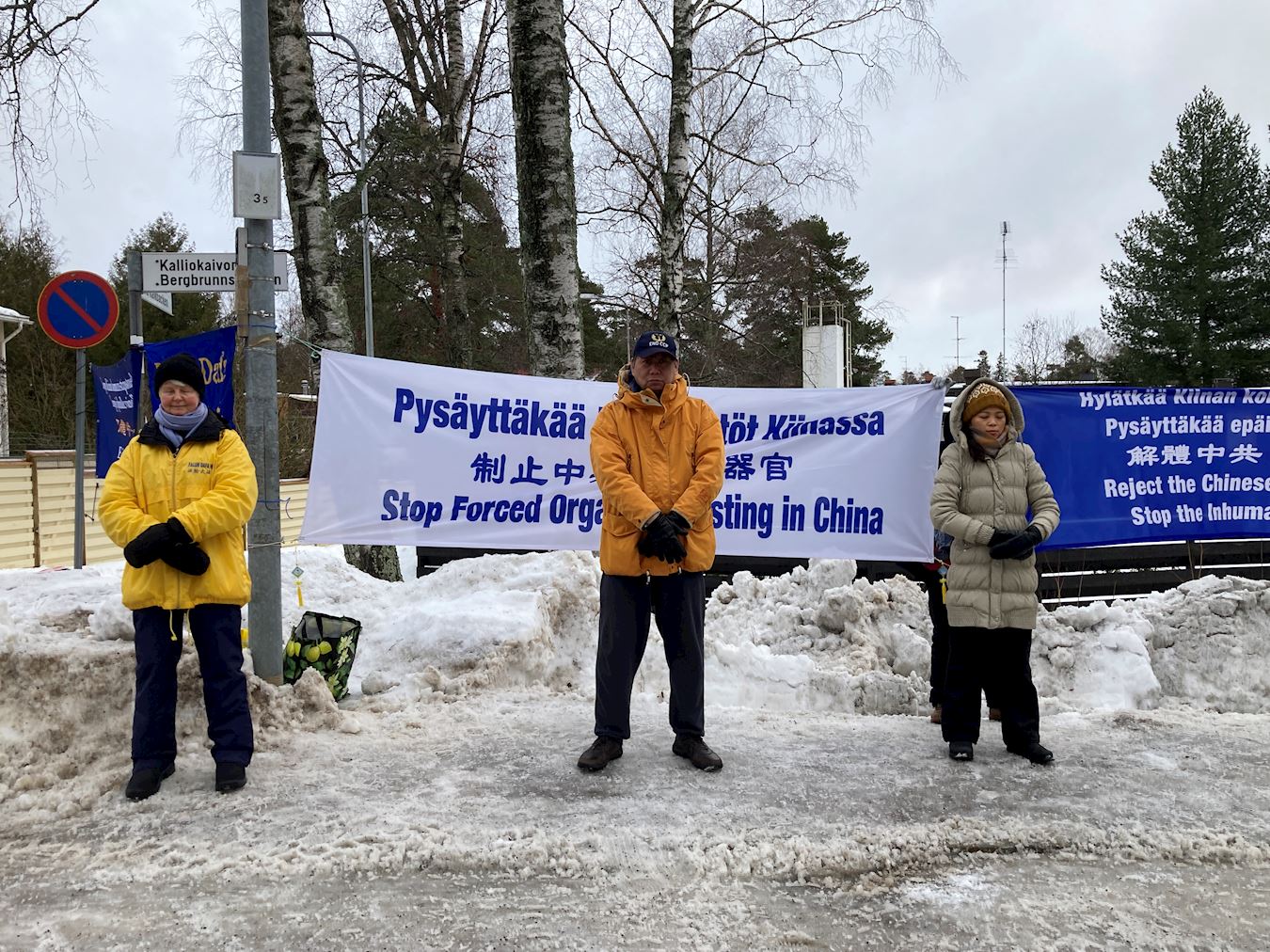'图1：二零二四年一月二十五日，芬兰法轮功学员来到中共大使馆前和平抗议。'