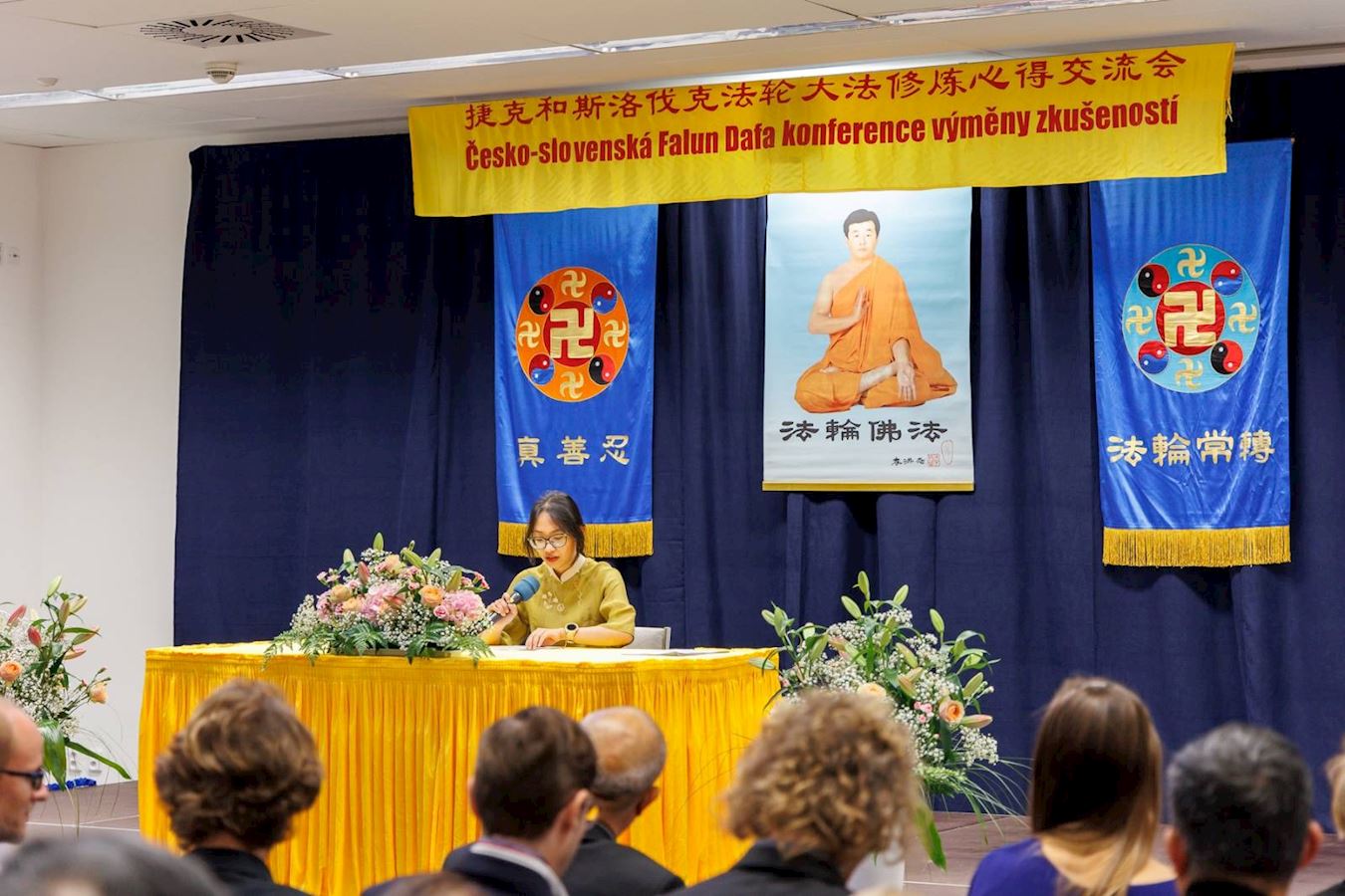 '图5:青年大法弟子黄氏素英在交流中'