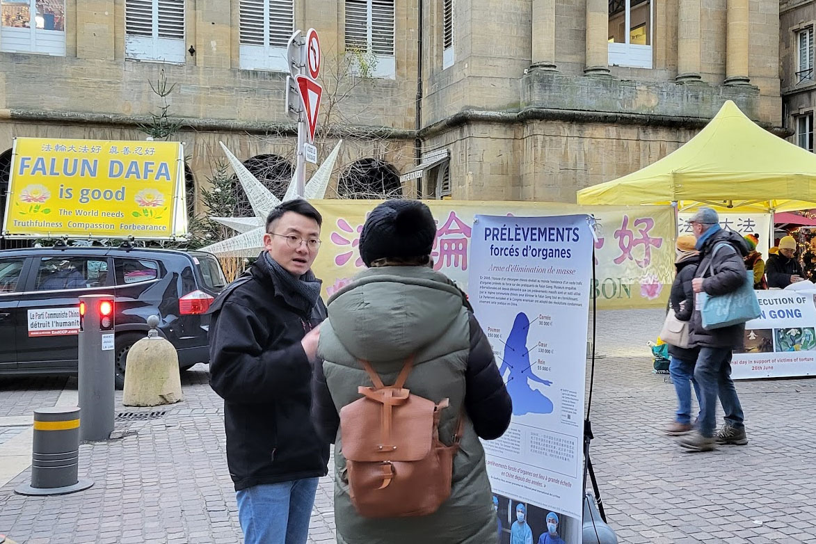 图1~5:二零二四年十二月十日,法轮功学员在法国东部城市梅斯(Metz)市中心的会议厅广场举办了信息日活动。