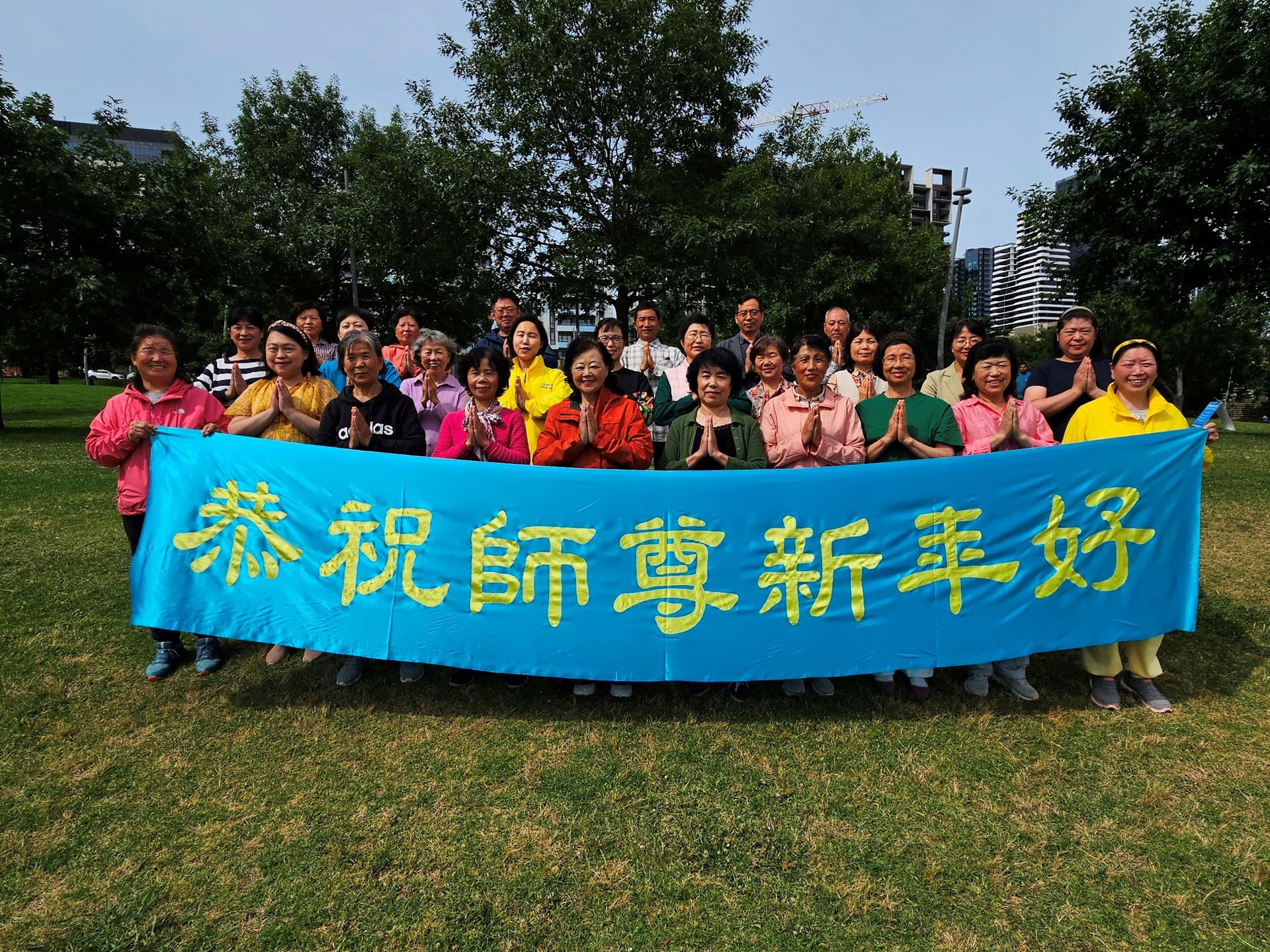 图8:墨尔本最大华人区博士山(Box Hill)炼功点大法弟子恭祝师尊新年快乐!