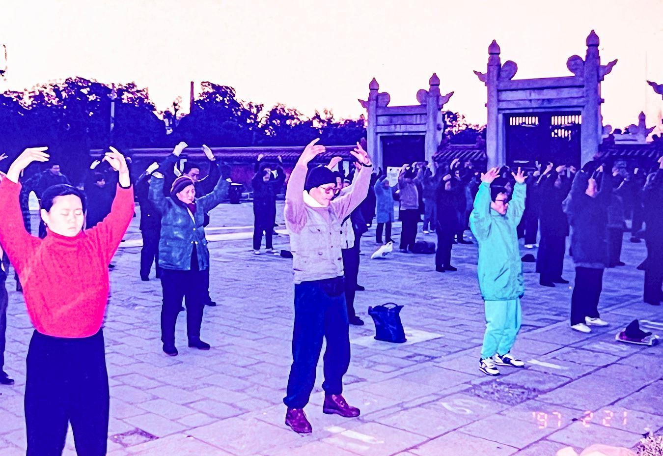'图一:邱添喜(中)在北京地坛公园和大家一起晨炼。'