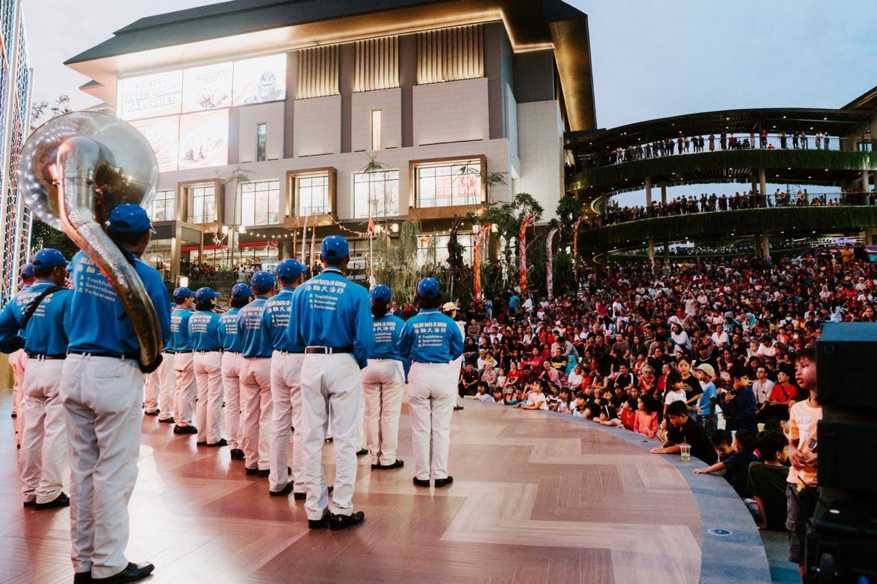 '图1~2:二零二四年二月十日,法轮功学员参加了峇里岛生活世界商场(Living World Mall)的庆祝中国新年的活动。'