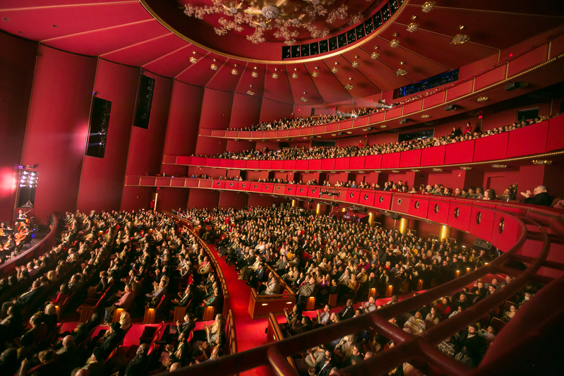 图1：二零二四年二月四日下午，神韵新世界艺术团今年在美国首府华盛顿的肯尼迪艺术中心歌剧院（Kennedy Center Opera House）的第十场（也是今年最后一场）的演出爆满落幕。图为演员谢幕照。（大纪元）