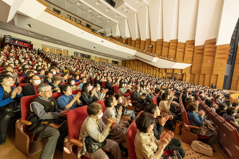 图4：二零二四年一月三十一日，神韵纽约艺术团在东京文京市民音乐厅（Bunkyo Civic Hall）举行了第四场演出，也是最后一场演出。票房依旧火爆，出现连续四场全部大爆满的盛况。当天的演出一票难求，主办方除了开放预定之外的座位，还不得不追加临时座位，以此满足观众观看神韵的热情。（大纪元）