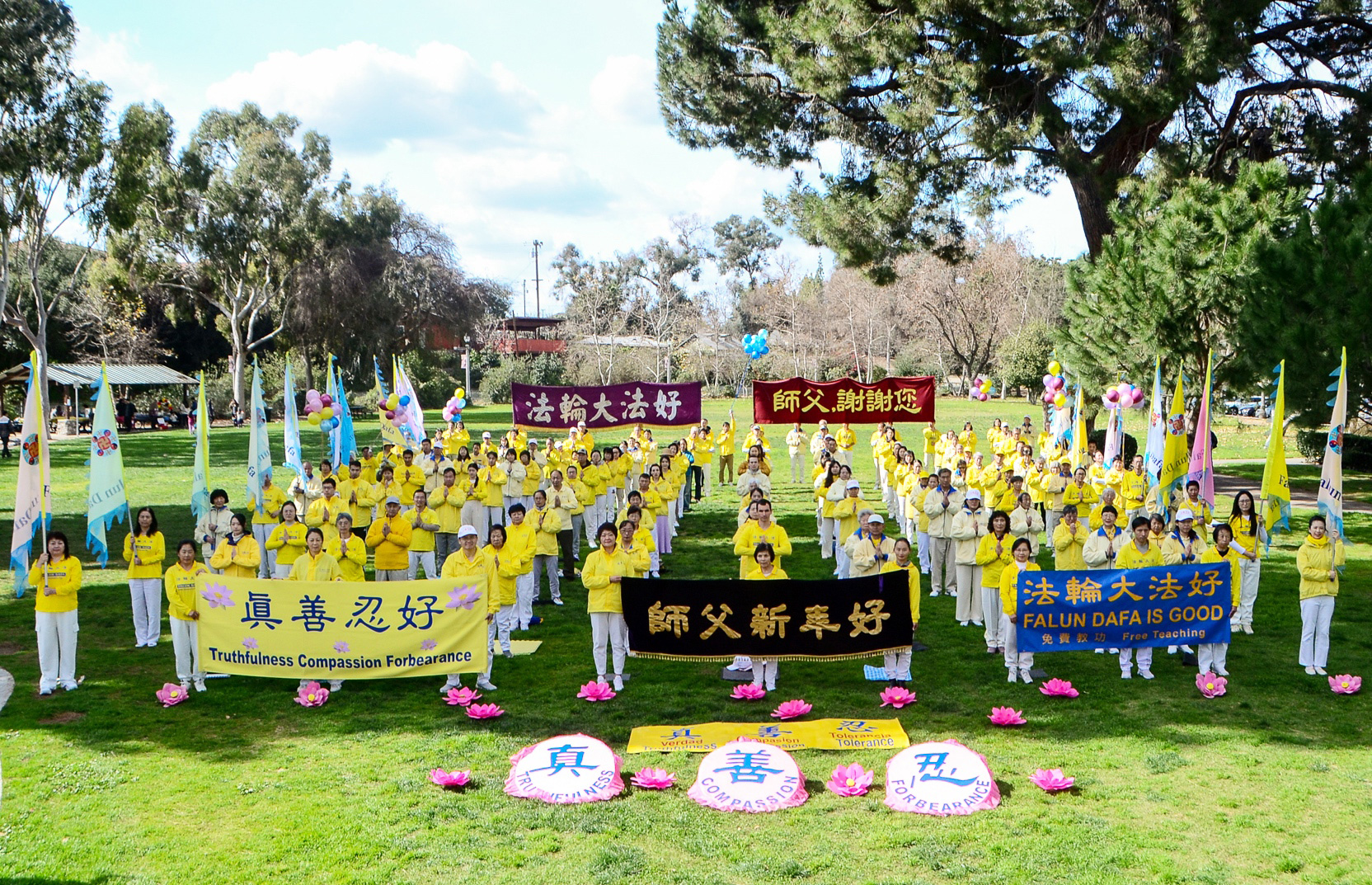 图1：二零二四年二月三日，洛杉矶部份法轮功学员齐聚在华人区圣盖博市的文森特卢果公园（Vincent Lugo Park），向李洪志师父恭贺新年。