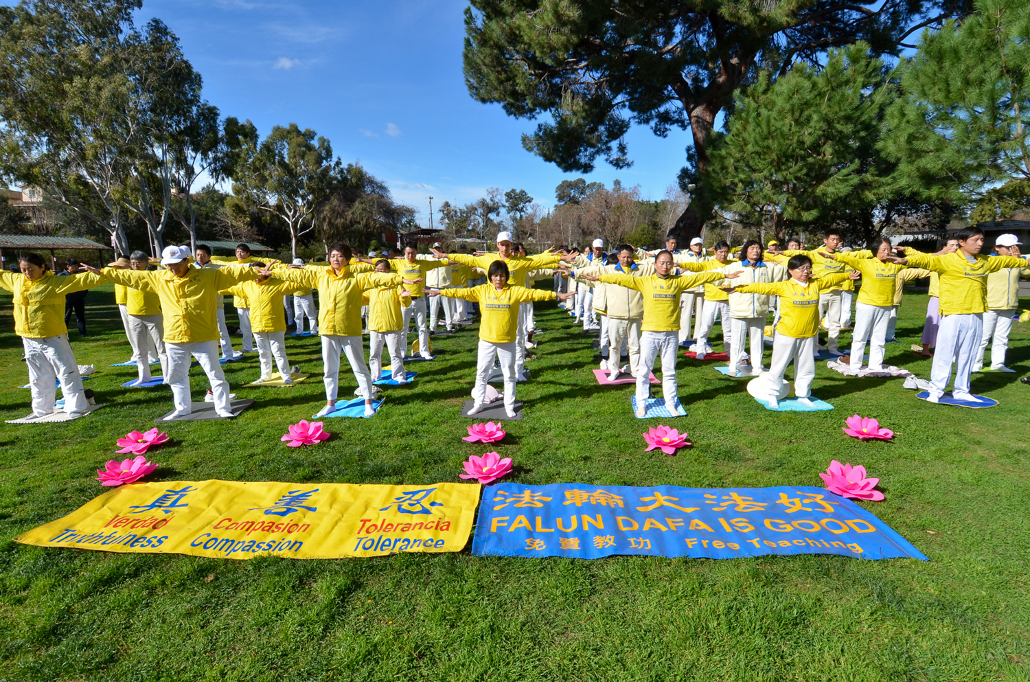图2～3：二零二四年二月三日，洛杉矶部份法轮功学员齐聚在华人区圣盖博市的文森特卢果公园（Vincent Lugo Park）集体炼功，向李洪志师父恭贺新年。