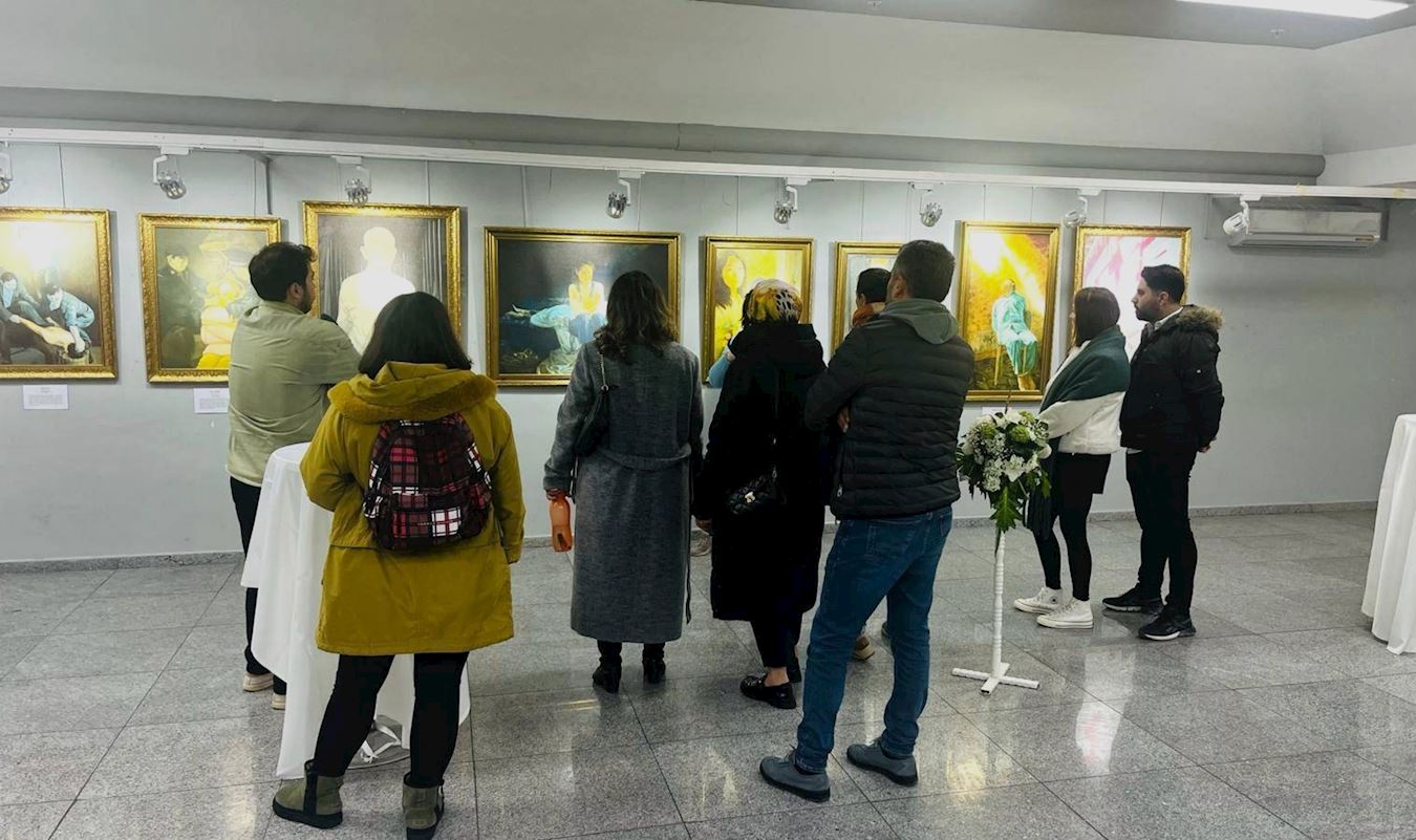 '图1：二零二四年二月十六日至二十五日，“真善忍国际美展”在土耳其伊斯坦布尔巴克尔柯伊市（Bakırköy）的尤努斯·埃姆雷文化中心（Yunus Emre Cultural Center）举办。观众表示，美展上的作品内涵深邃，引人深思。'