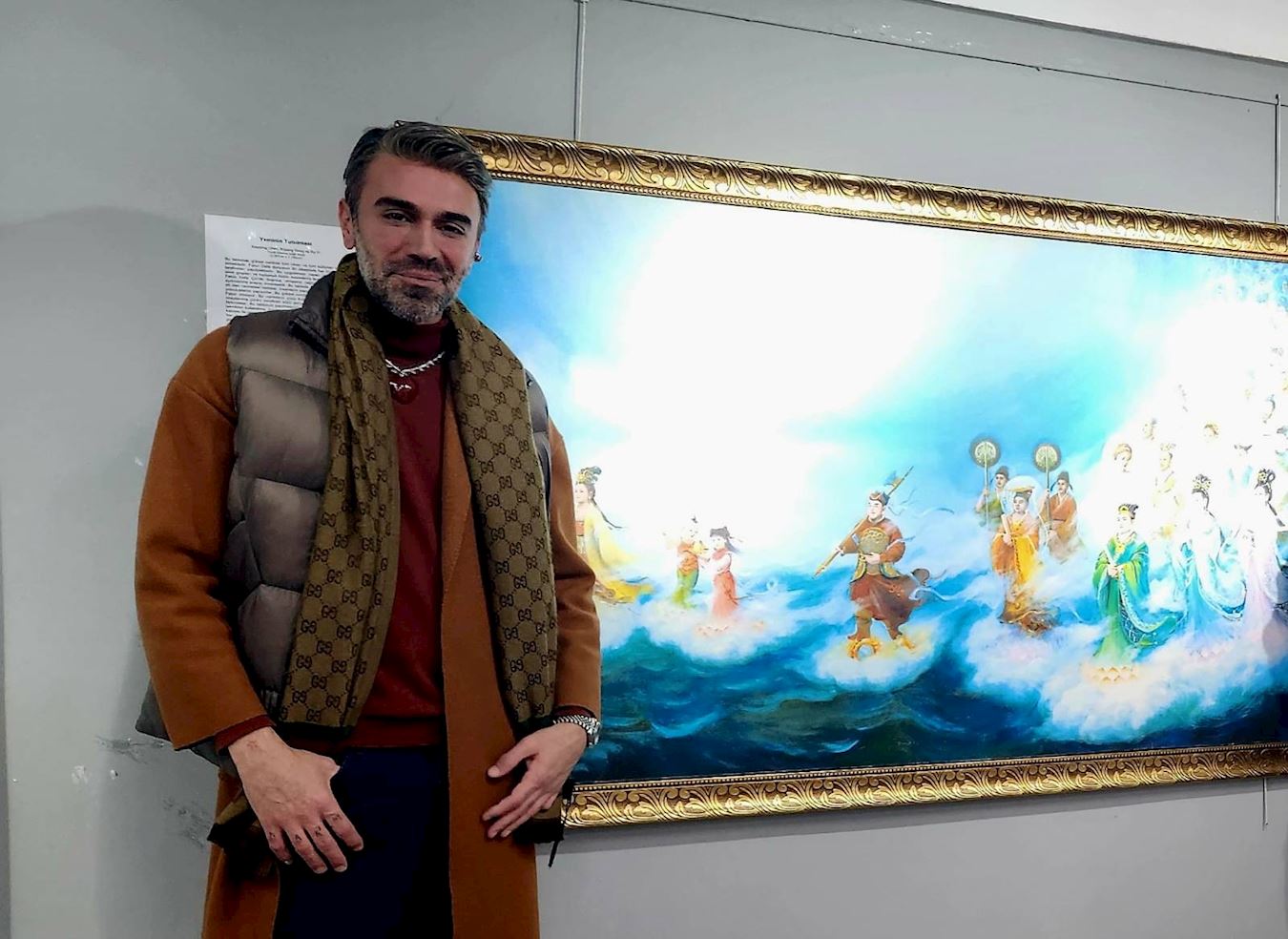 '图3：凯末尔·多古鲁（Kemal Doğulu）来参观真善忍美展。'