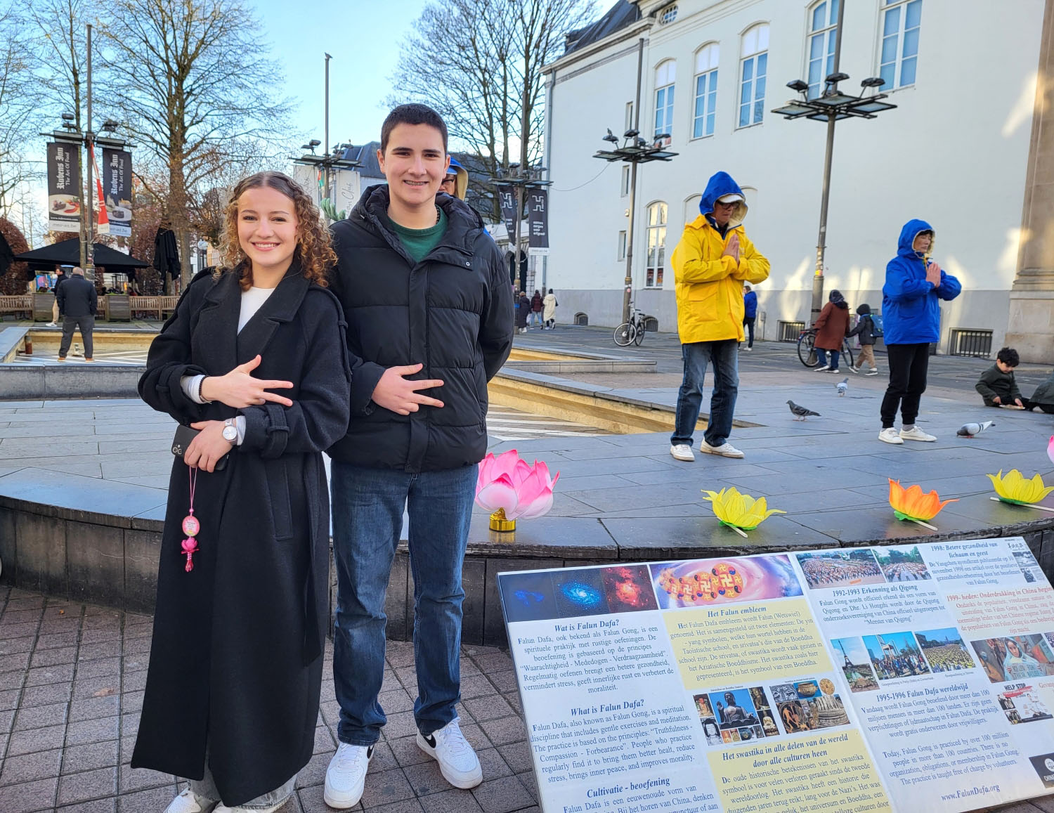 图6：鲁汶大学女学生恬卡（Tianka，右）和她的朋友，他们用阿尔巴尼亚手势代表着支持法轮功学员反迫害成功。
