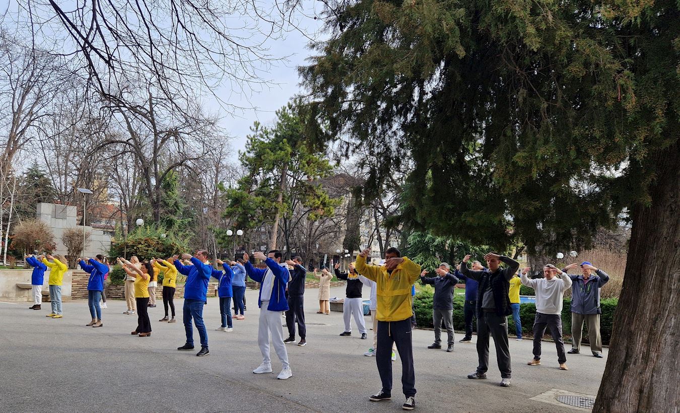 '图3：学员们在旧扎戈拉的城市花园炼功。'