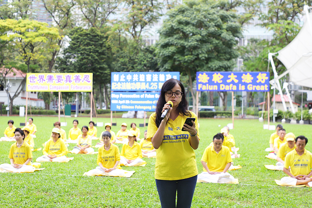 图1：法轮佛学会代表黄女士介绍“四·二五”和平上访真相。