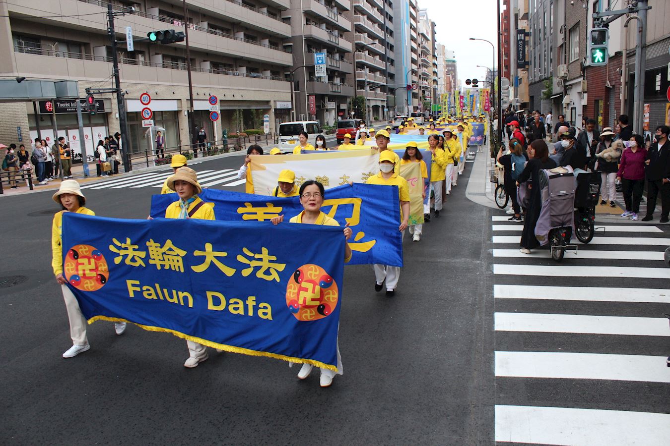 '图1～7：法轮功学员在东京举行反迫害游行，吸引了大量的民众驻足观看。'