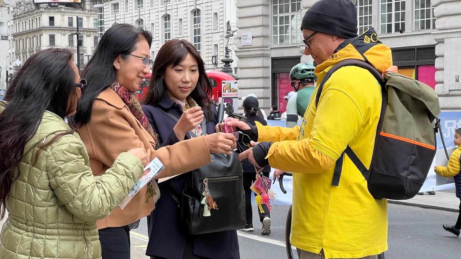 图1～5：法轮功学员游行队伍经过伦敦市中心