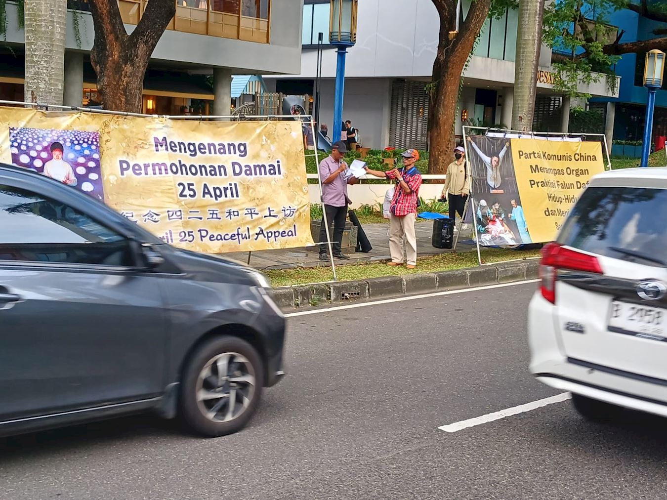 '图1：二零二四年四月二十日，为纪念四·二五和平理性上访25周年，法轮功学员在印尼雅加达（Jakarta）的中国驻印尼大使馆前举办和平请愿活动。'