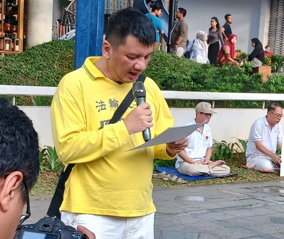 '图3：法轮功学员普利曼达喇（Primantara）在雅加达的中国驻印尼大使馆前阅读印尼佛学会的媒体公告'