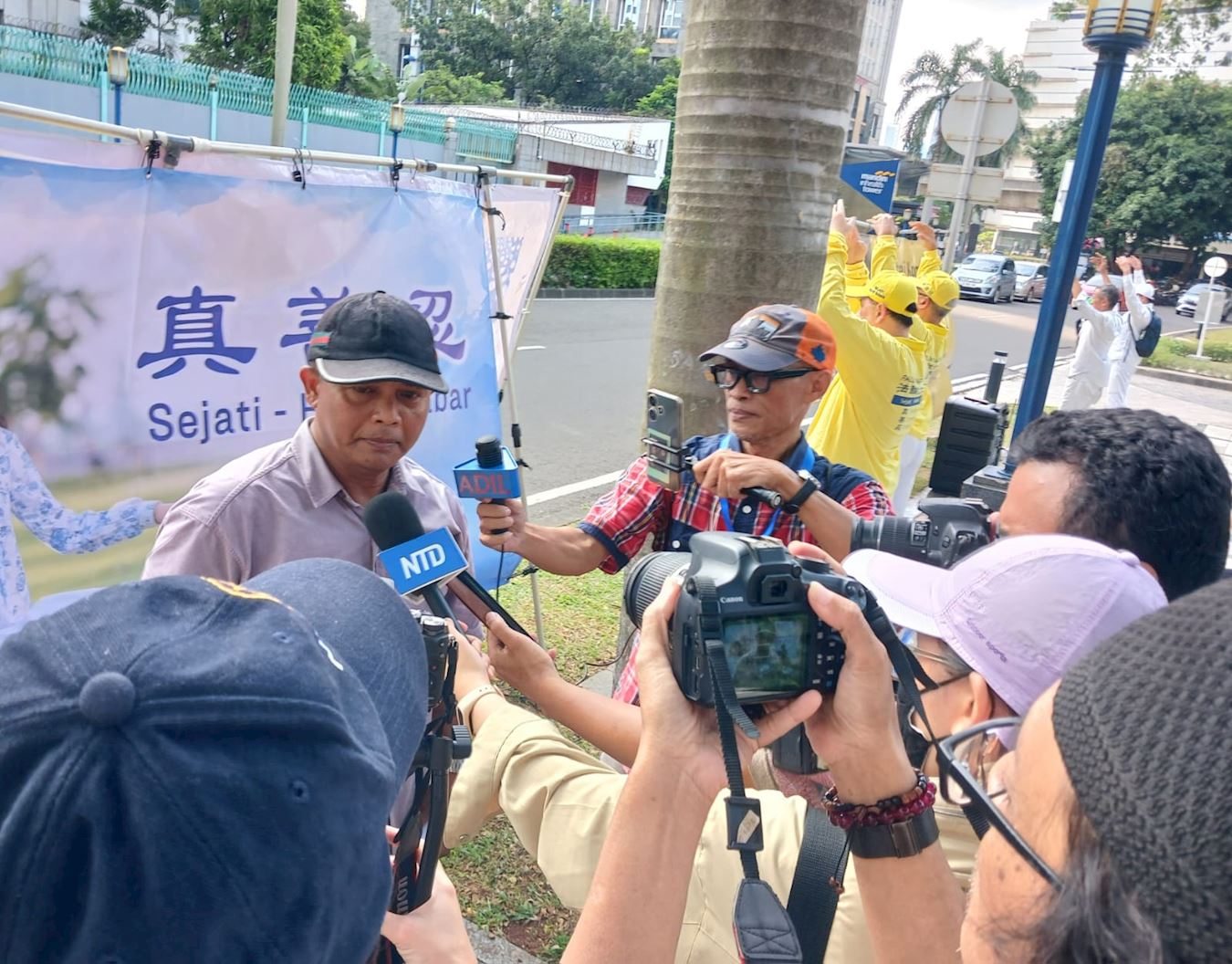 '图4:“ 致力全球人权 ”(Global Human Rights Efforts,简称GHURE)组织负责人法德贾尔(Fadjar)表示,该组织支持人们应在中国可以自由的修炼法轮功。'