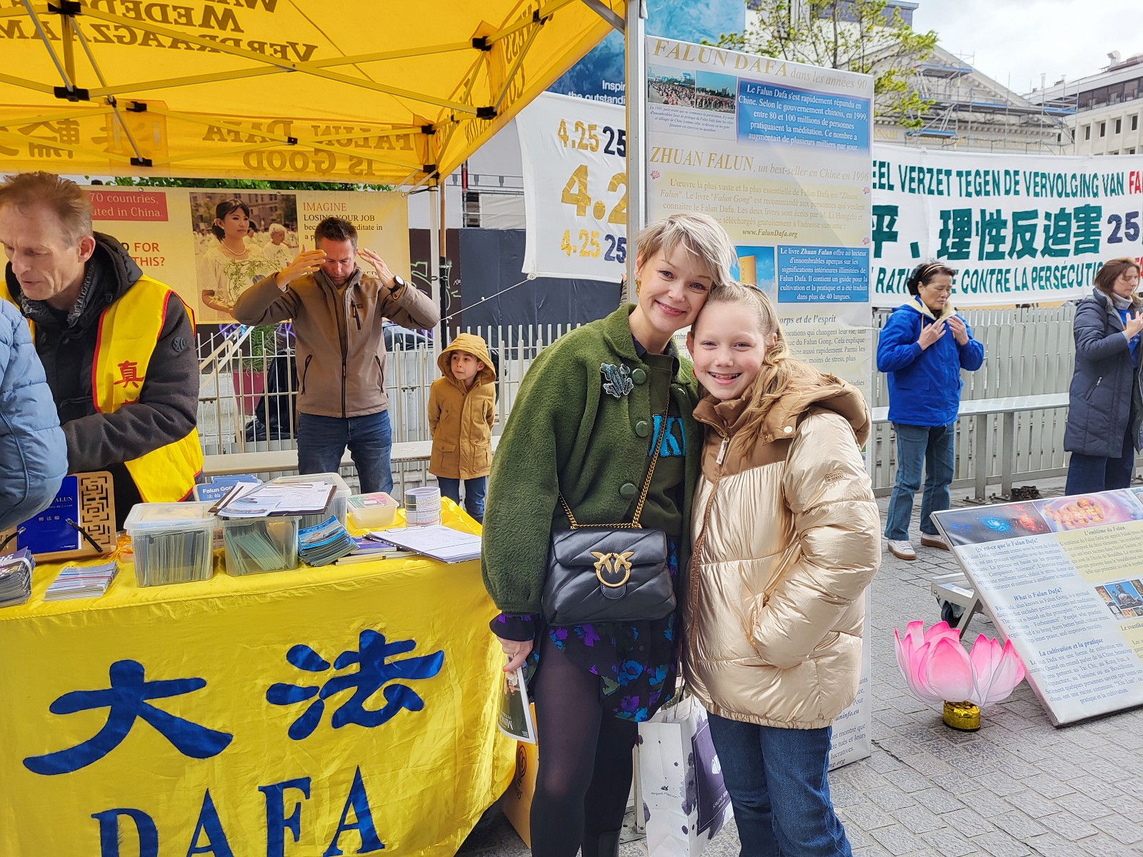 图5：苏菲·范霍夫（Sofie Vanhoof）（左）表示，信仰自由，这些在欧洲人看来是生来就俱有的权利，那么在中国也必须如此，不能因坚持信仰而入狱。