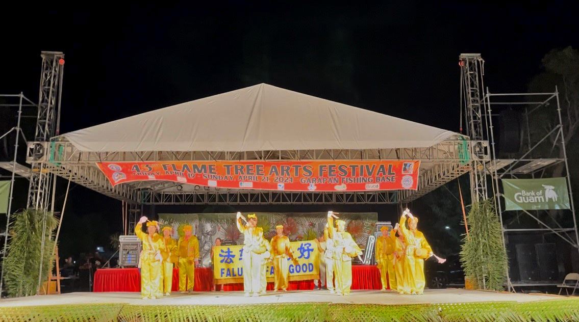 '图1：二零二四年四月十九日至二十一日，塞班岛第43届火树艺术节上，法轮功学员的腰鼓表演赢得观众喝彩与掌声。'