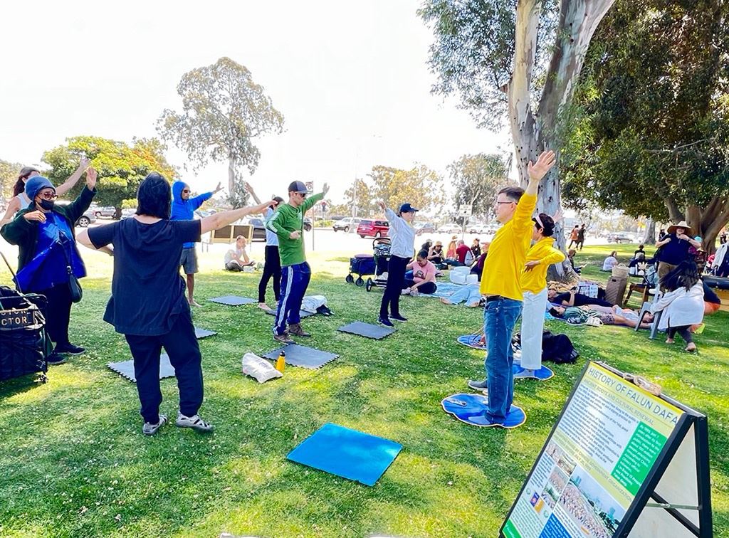 '图1～3：二零二四年四月二十一日，法轮功学员参加了加州圣地亚哥的年度地球日（San Diego Earth Day Fair）的庆祝活动，图为法轮功学员在教当地居民炼功。'