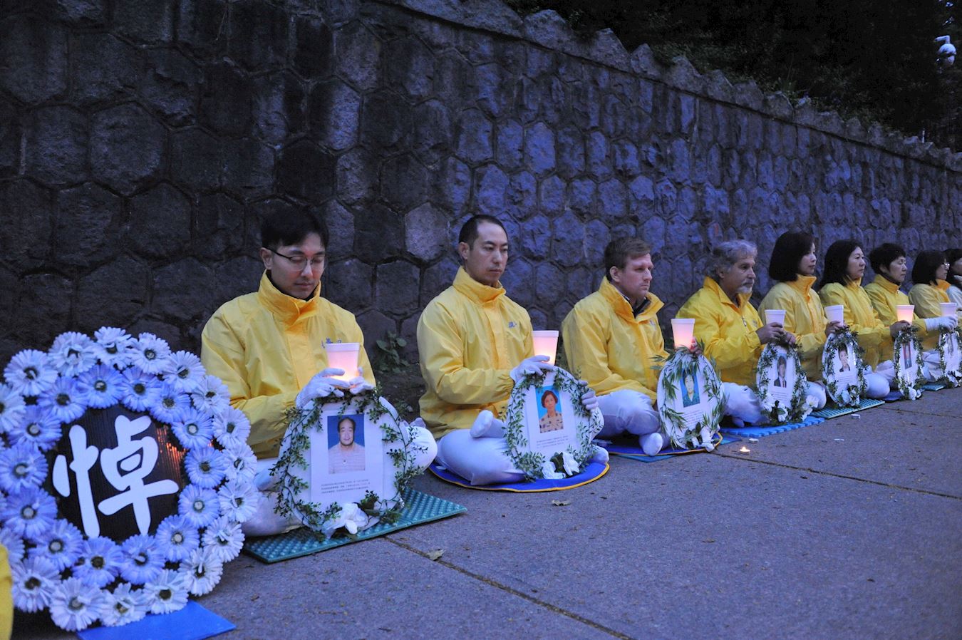 '图7～10：二十四日晚，法轮功学员托起点点烛光，默默悼念被中共残酷迫害致死的法轮功学员。'