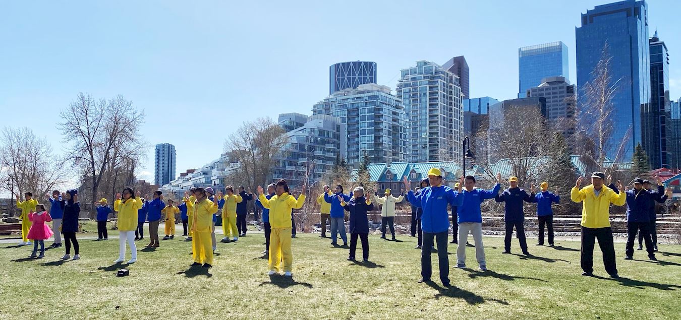 '图2～3：二零二四年四月二十八日，加拿大卡尔加里（Calgary）部份法轮功学员在市中心的王子岛公园集体炼功，庆祝世界法轮大法日。'