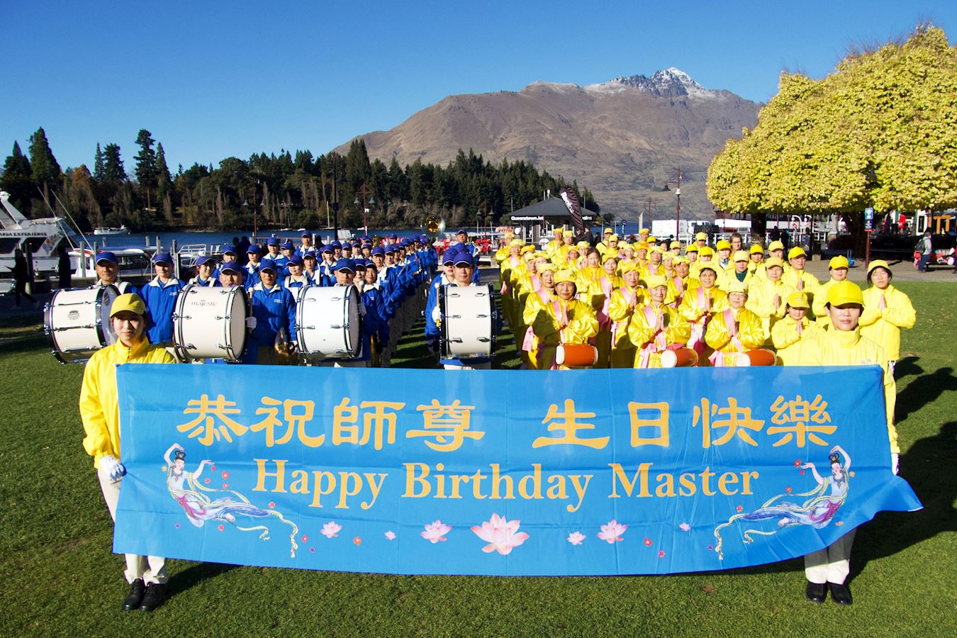 '图1：二零二四年四月二十八日，部份法轮功学员在新西兰皇后镇（Queenstown）恭祝师尊华诞暨世界法轮大法日。'