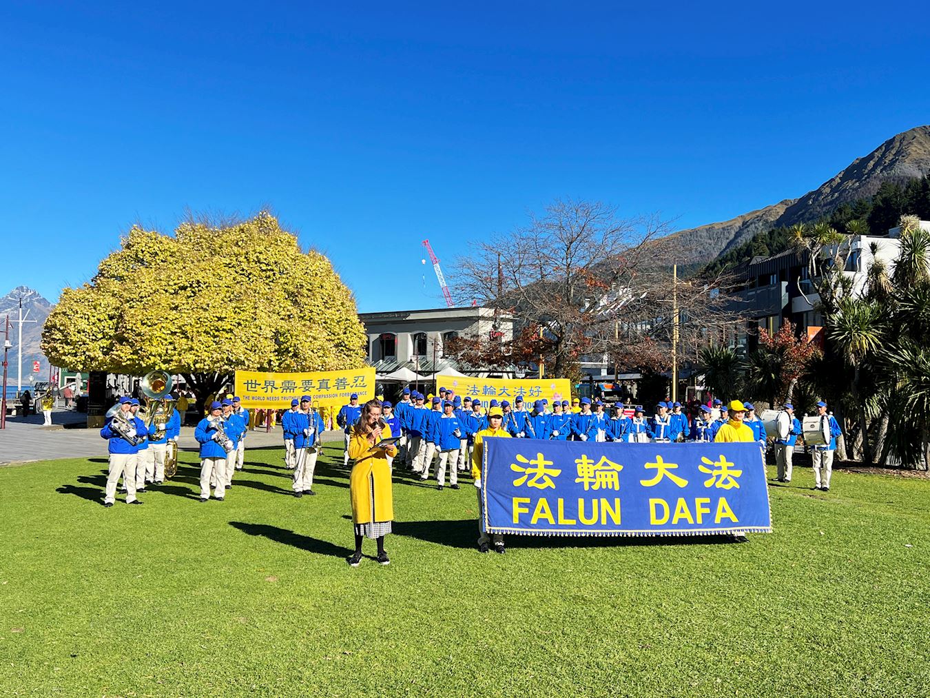 '图2：二零二四年四月二十八日，部份新西兰法轮功学员在皇后镇（Queenstown）厄恩斯劳（Earnslaw）公园，庆祝即将到来的世界法轮大法日。'