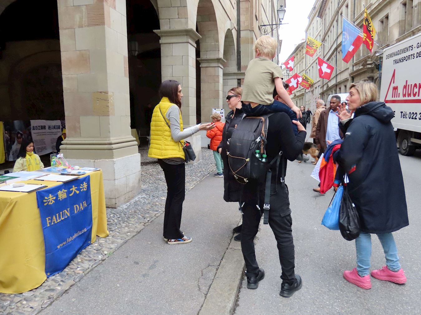 '图1～2：二零二四年四月二十九日，瑞士法语区的法轮功学员在日内瓦议会所在地（l’Hôtel de Ville）街举行讲真相、功法展示活动，以纪念四‧二五和平上访二十五周年。'