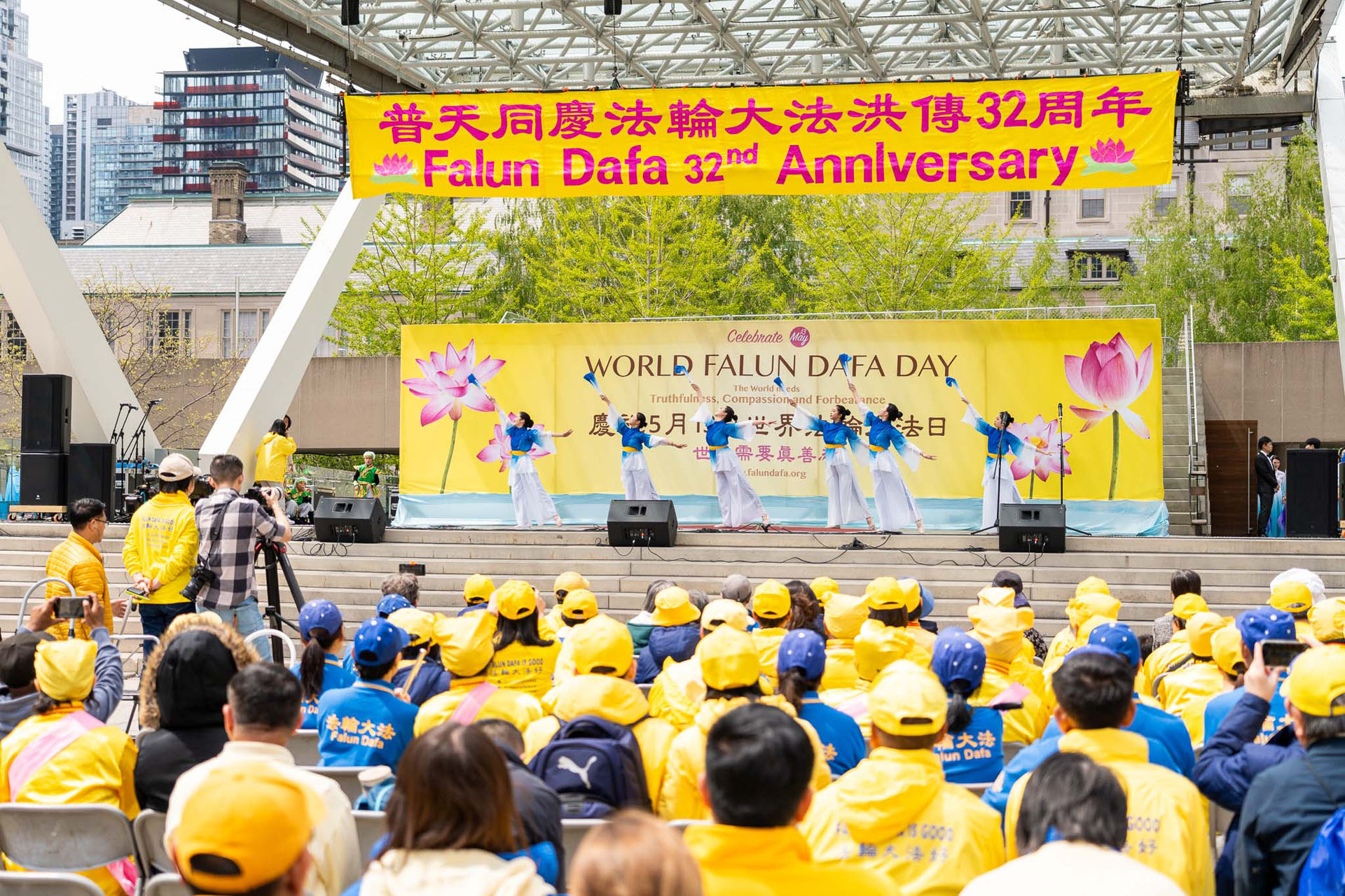图2~6:学员的诗歌、舞蹈和音乐表演,让广场上的观众感受到了他们的纯净与善良,发出一阵阵喝彩。