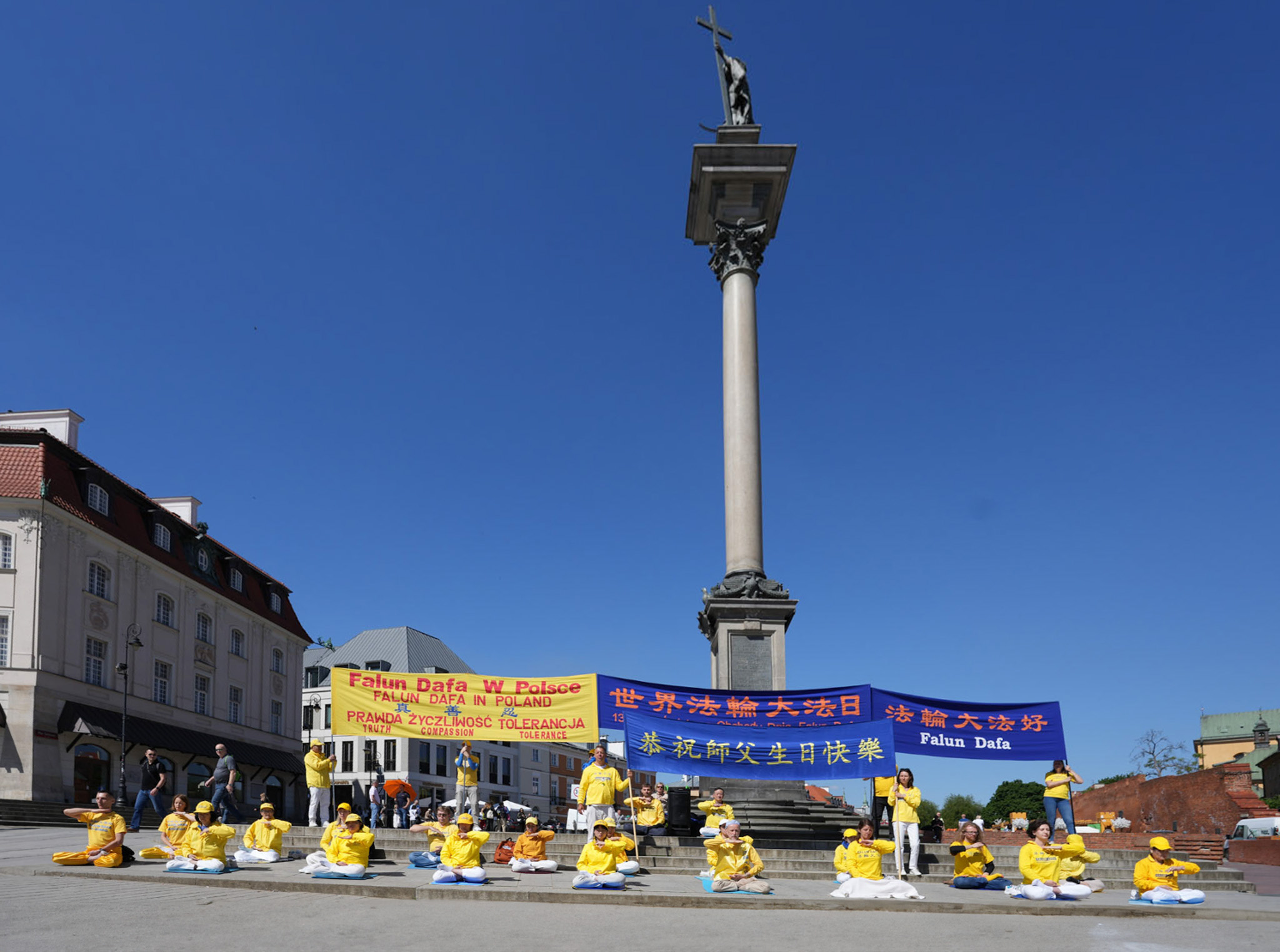 图1~2:波兰法轮功学员在华沙古城广场炼功,共同庆祝世界法轮大法日暨法轮功师尊华诞及法轮大法洪传世界32周年。