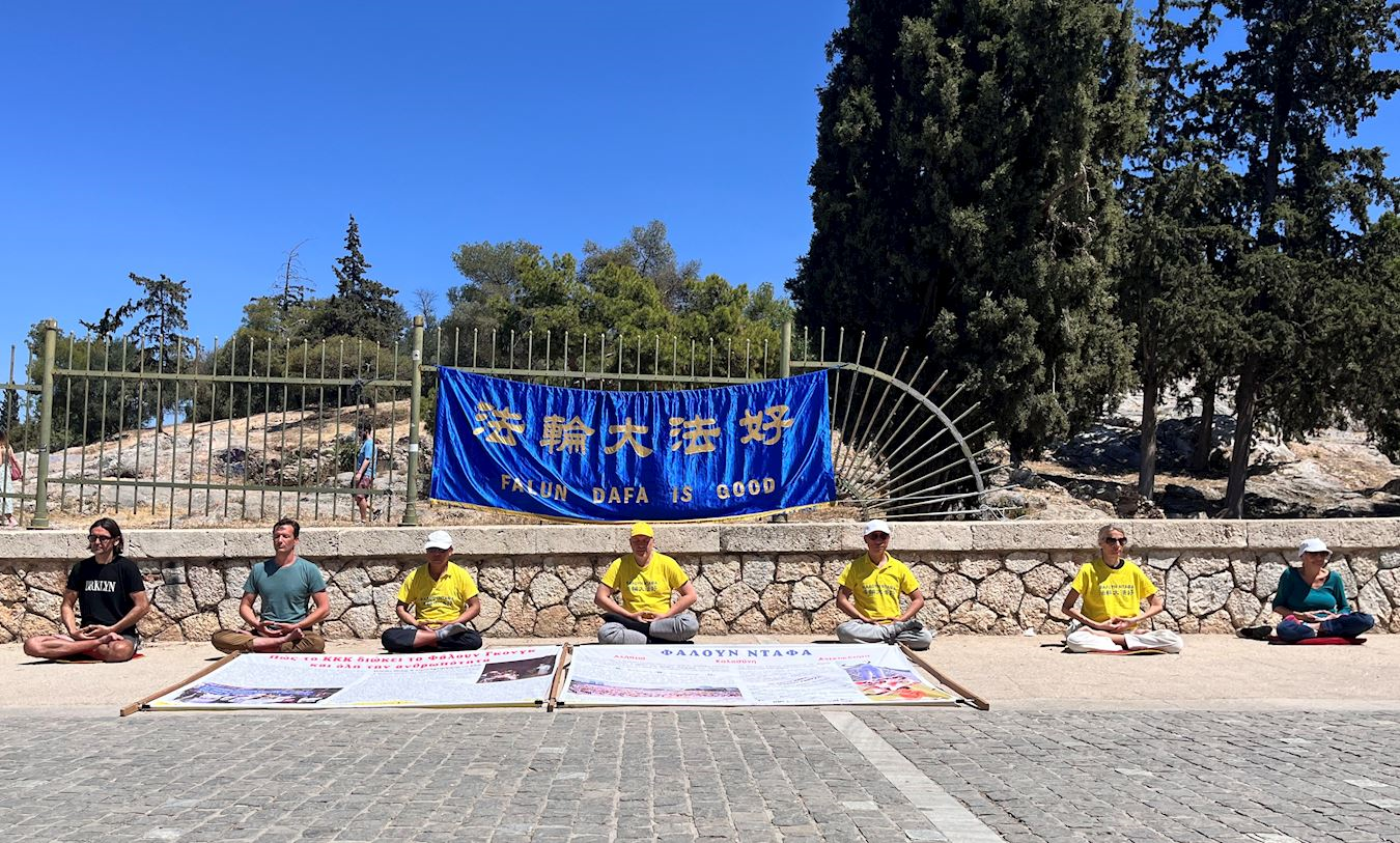 '图1～2：四月二十一日和二十八日，法轮功学员在卫城景区集体炼功、讲真相'