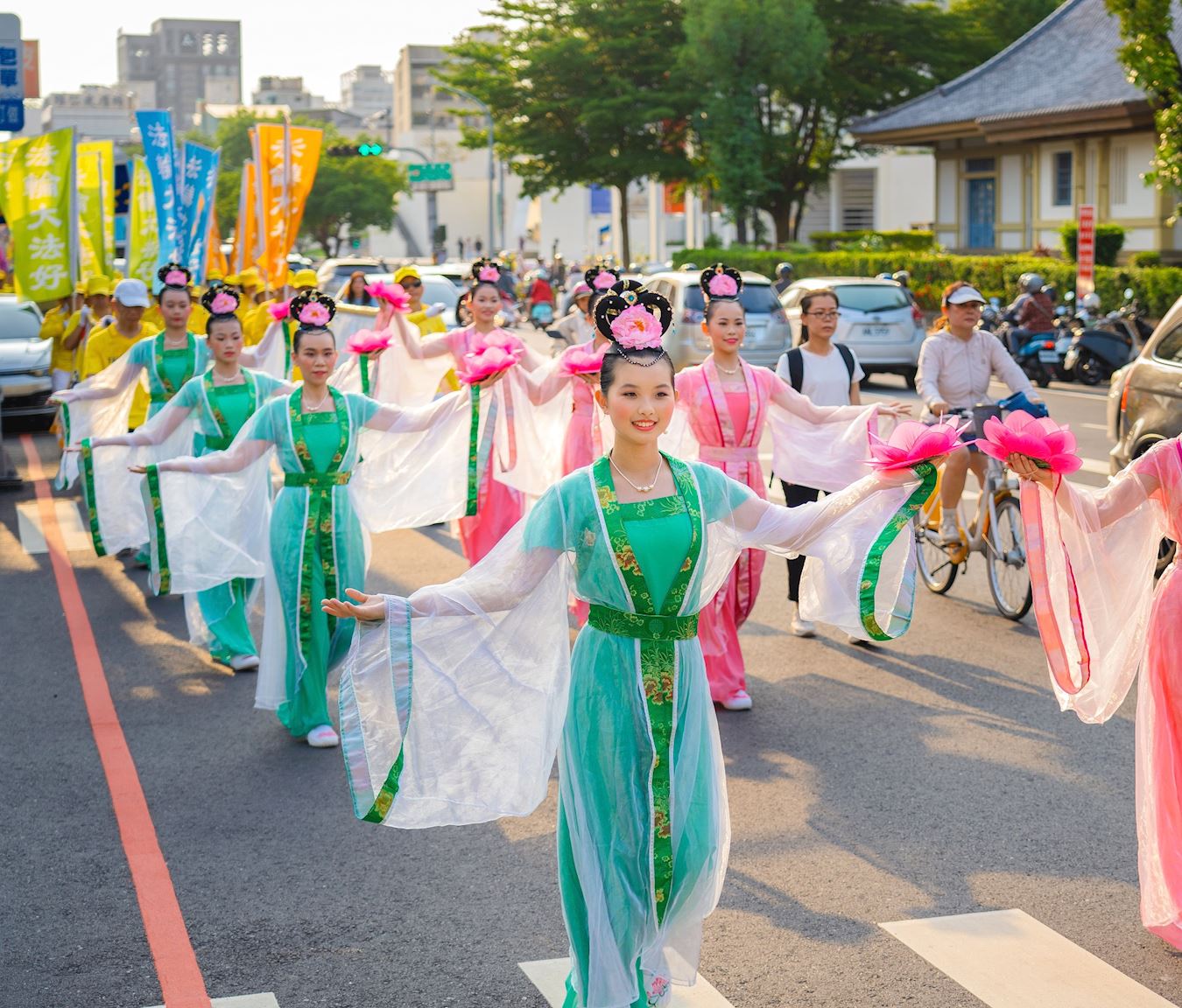 '图13～15：二零二四年五月四日，法轮功学员在台南大游行，庆祝法轮大法日。'
