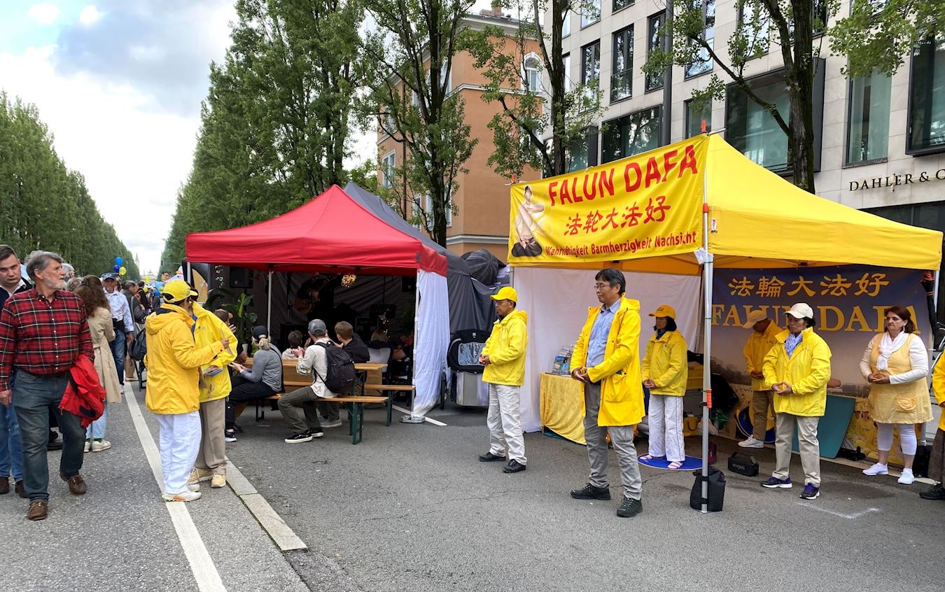 '图1:德国法轮功学员参加了慕尼黑利物浦大街二零二四年夏季节庆(Corso Leopold)。图为六月二日,法轮功学员展示功法。'