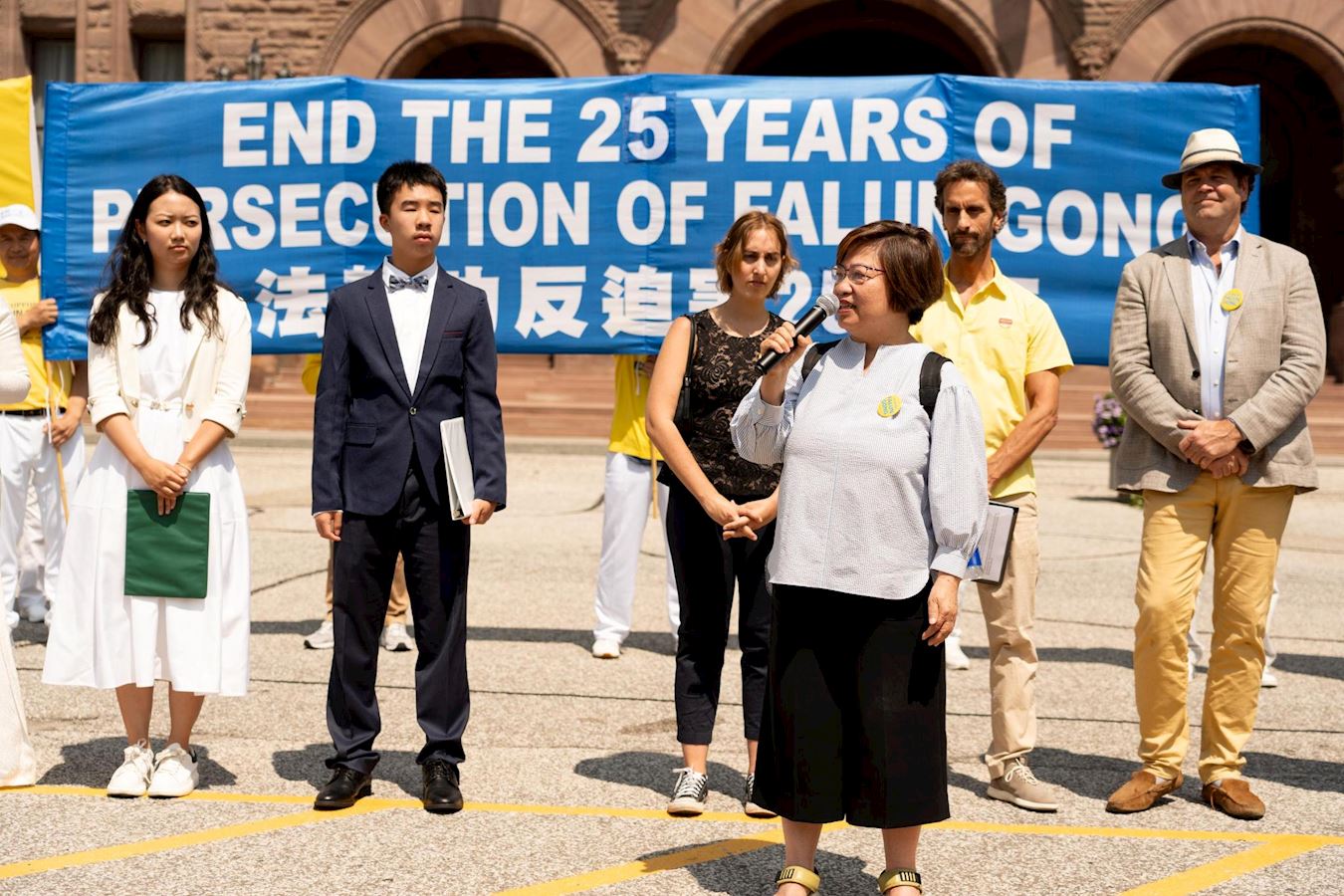'图7:港加联前会长冯玉兰感谢法轮功学员在反对中共的残酷镇压作出的英勇努力'