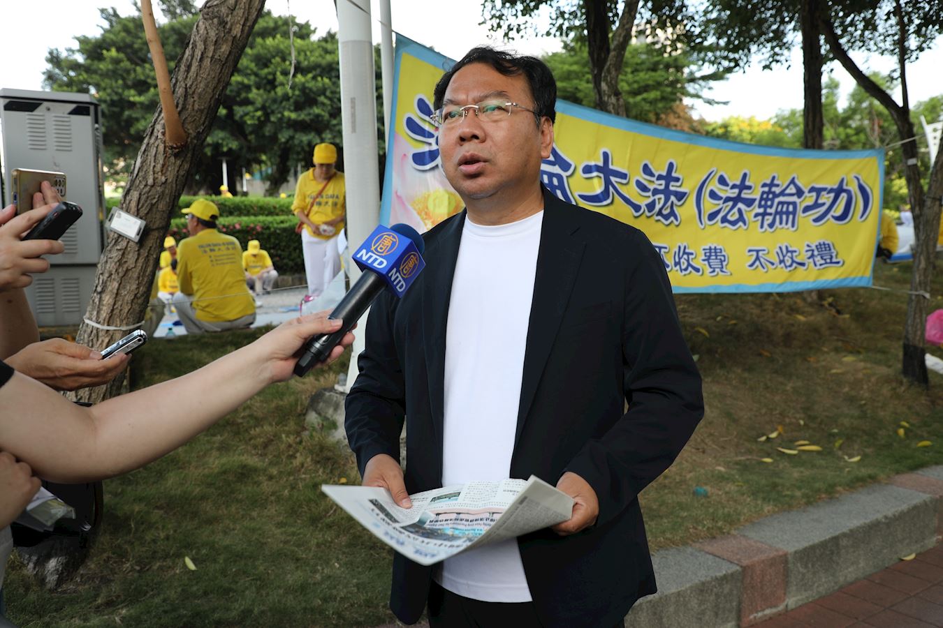 '图12:台中市议员谢志忠到集会现场声援法轮功。'